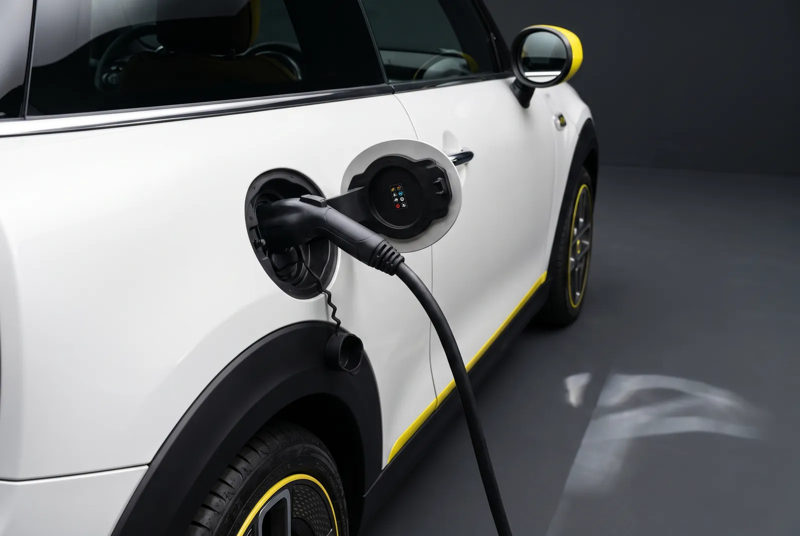 Detail van een Mini Cooper SE